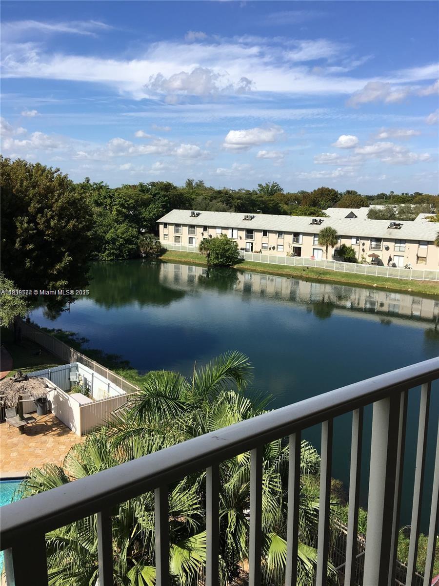 BEAUTIFUL COMPLETED REMODELED UNIT IN KENDALL LAKE TOWERS. ALL FLOORS IN CERAMIC, NEW BATHROOM, AND NEW KITCHEN WITH GRANITE COUNTER. BEAUTIFUL VIEW TO THE CANAL AND THE POOL AREA. BRING YOUR CUSTOMER WITH CONFIDENCE THAT YOU WILL BE SHOWING A REAL JEWEL.