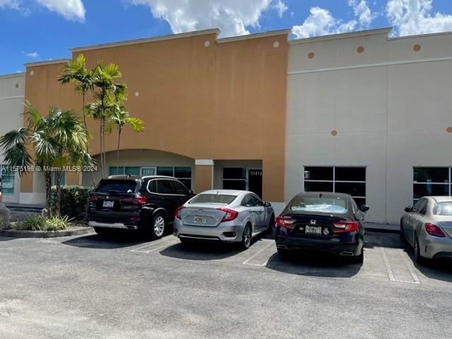 Centrally located warehouse w/ office space and mezzanine. Spacious and very well maintained. 2228 SF. Large
storage space, bathroom, pantry area. A/C Central Unit. Office space. Clear ceiling height 20 ft. Overhead door.
Easy parking. Near Palmetto Expressway, Okeechobee Rd and Turnpike. Good neighborhood.