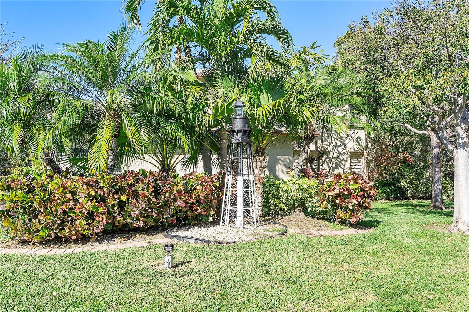 CONDOMINIUM 13 OF LIGHTHO - Residential