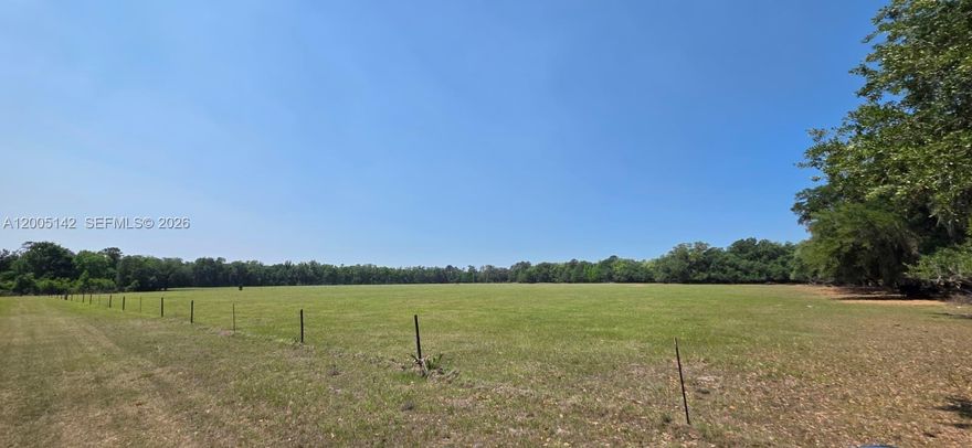40 acres half pasture half OAK trees. Can be use for farming and recreational, Hunting...
Building your dream house, peaceful land. Also we have available 80 acres on the back of the 40 acres.