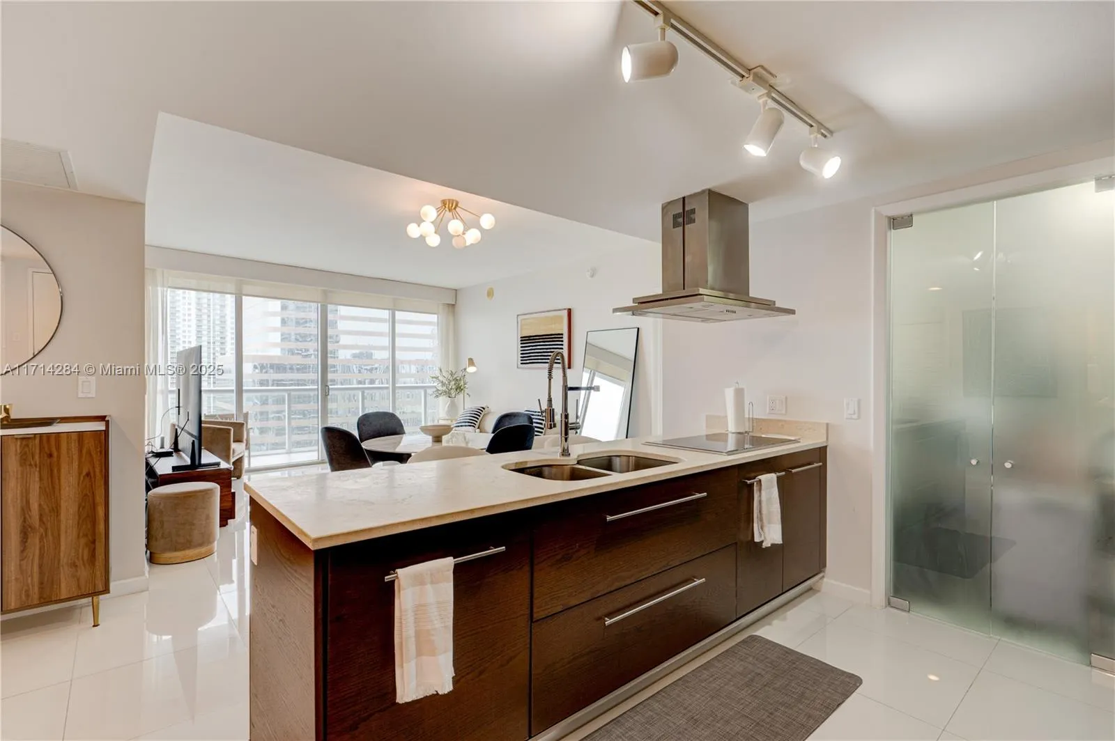 Miami, Florida 33131, United States, 2 Bedrooms Bedrooms, ,2 BathroomsBathrooms,Residential,Pending,20937