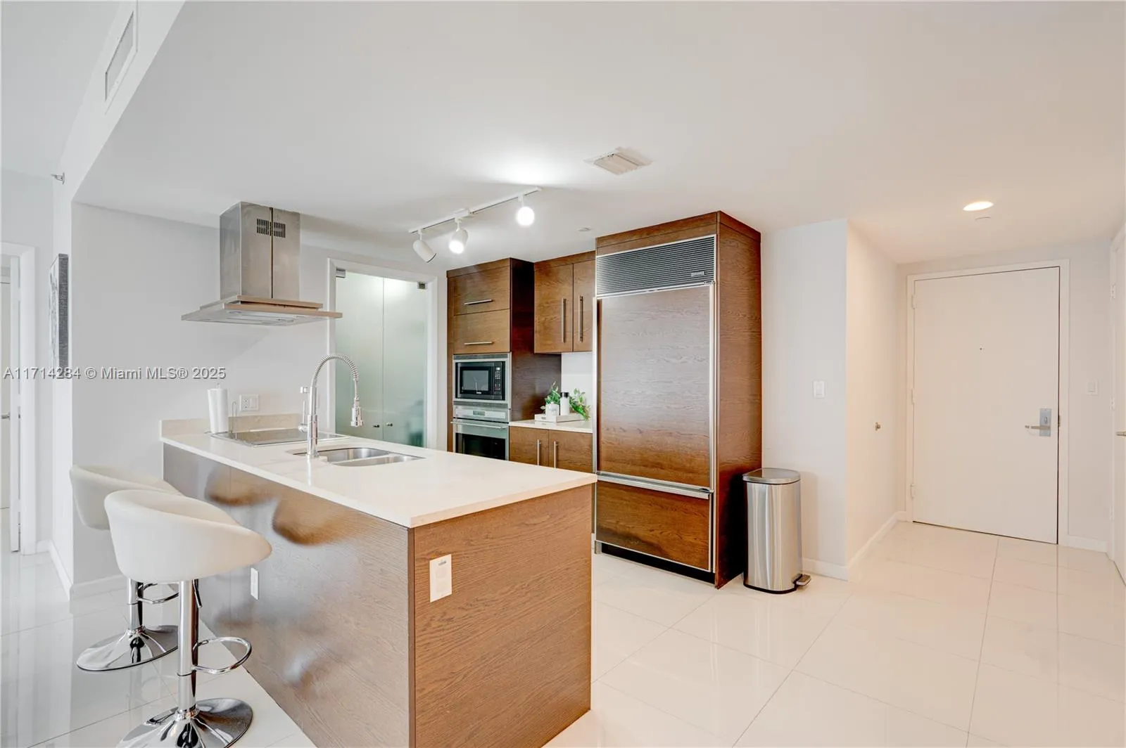 Miami, Florida 33131, United States, 2 Bedrooms Bedrooms, ,2 BathroomsBathrooms,Residential,Pending,20937