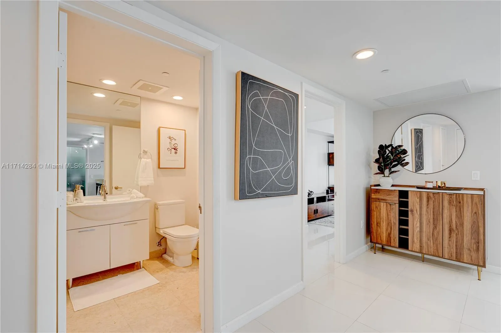 Miami, Florida 33131, United States, 2 Bedrooms Bedrooms, ,2 BathroomsBathrooms,Residential,Pending,20937