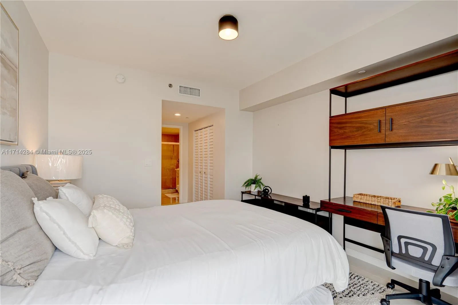 Miami, Florida 33131, United States, 2 Bedrooms Bedrooms, ,2 BathroomsBathrooms,Residential,Pending,20937