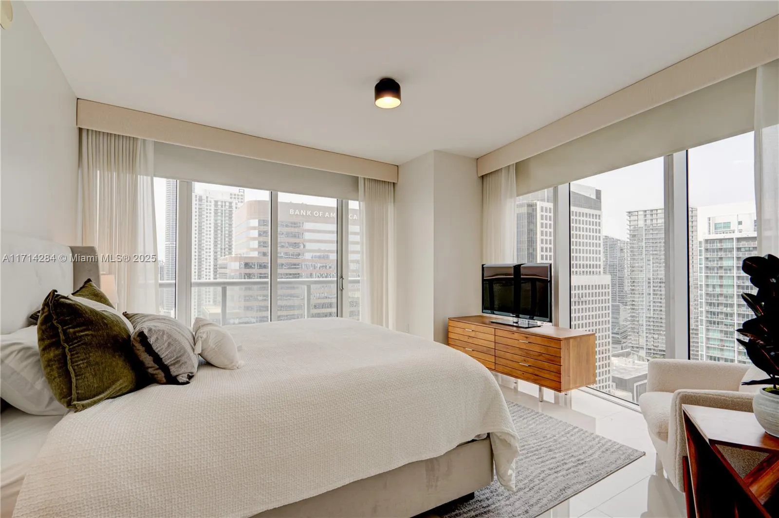 Miami, Florida 33131, United States, 2 Bedrooms Bedrooms, ,2 BathroomsBathrooms,Residential,Pending,20937