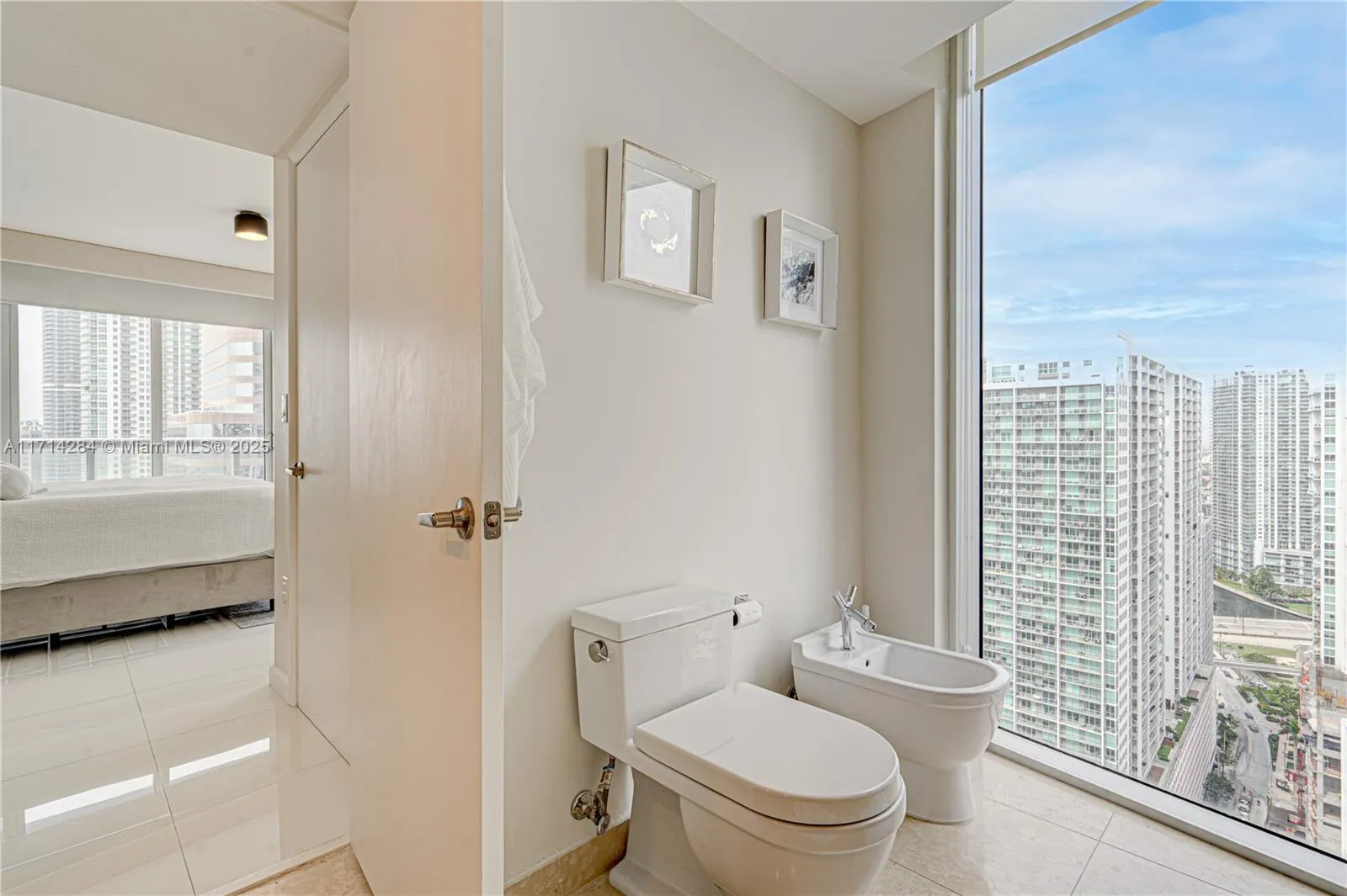 Miami, Florida 33131, United States, 2 Bedrooms Bedrooms, ,2 BathroomsBathrooms,Residential,Pending,20937