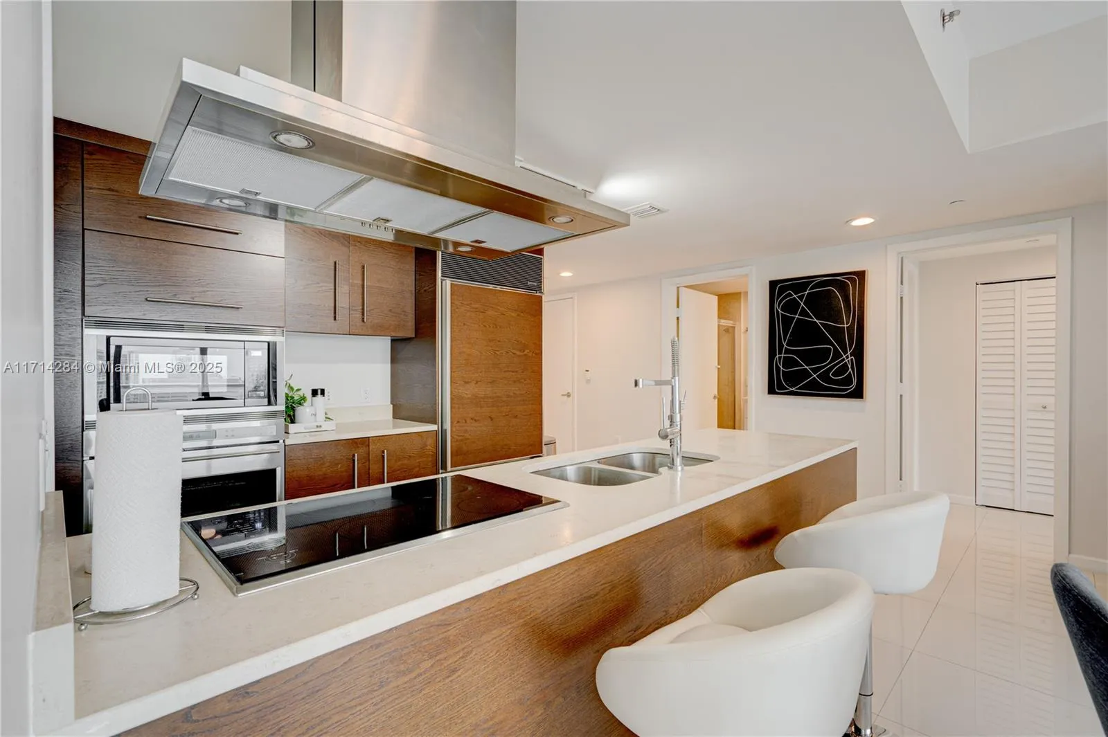 Miami, Florida 33131, United States, 2 Bedrooms Bedrooms, ,2 BathroomsBathrooms,Residential,Pending,20937