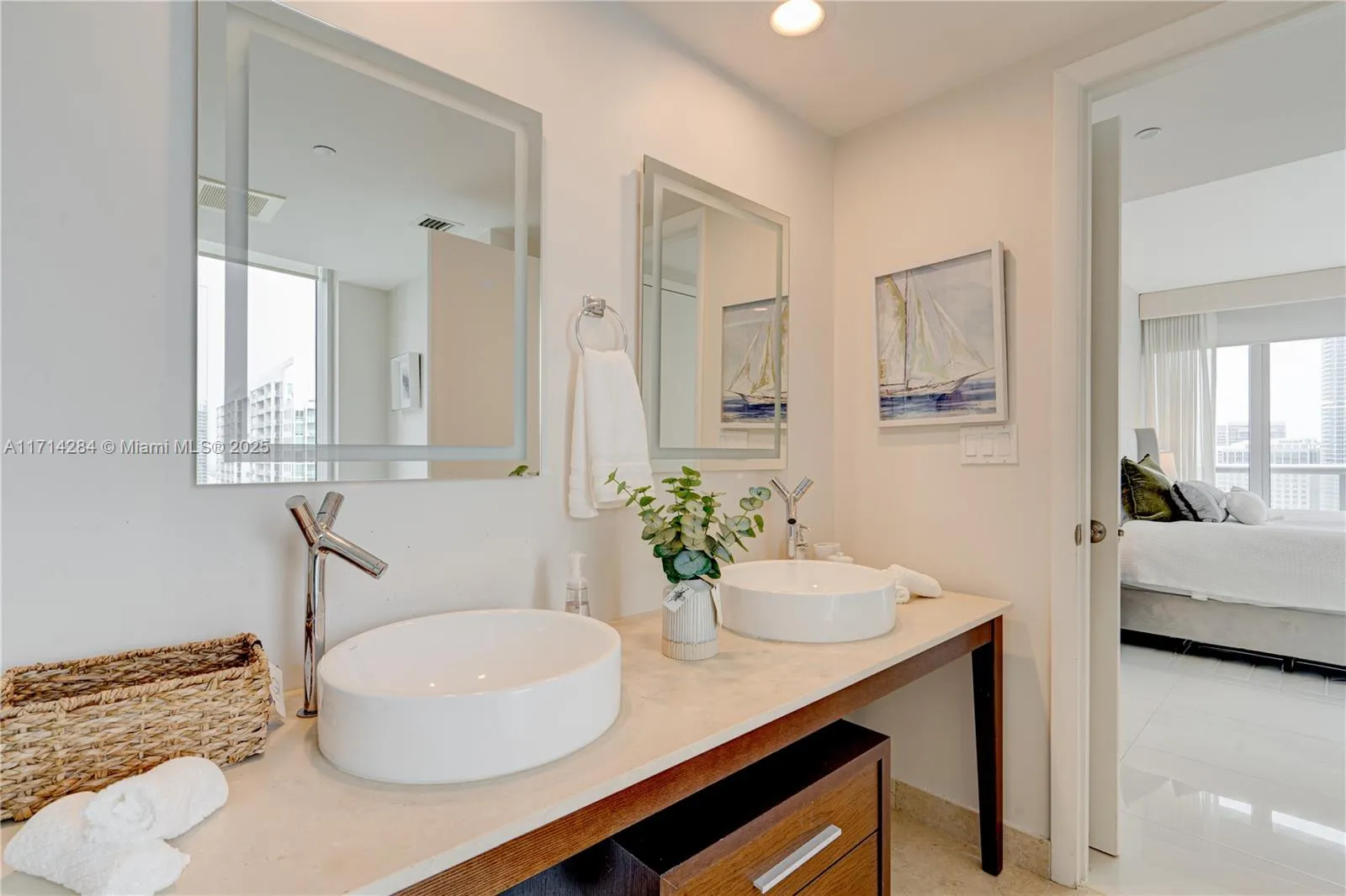 Miami, Florida 33131, United States, 2 Bedrooms Bedrooms, ,2 BathroomsBathrooms,Residential,Pending,20937