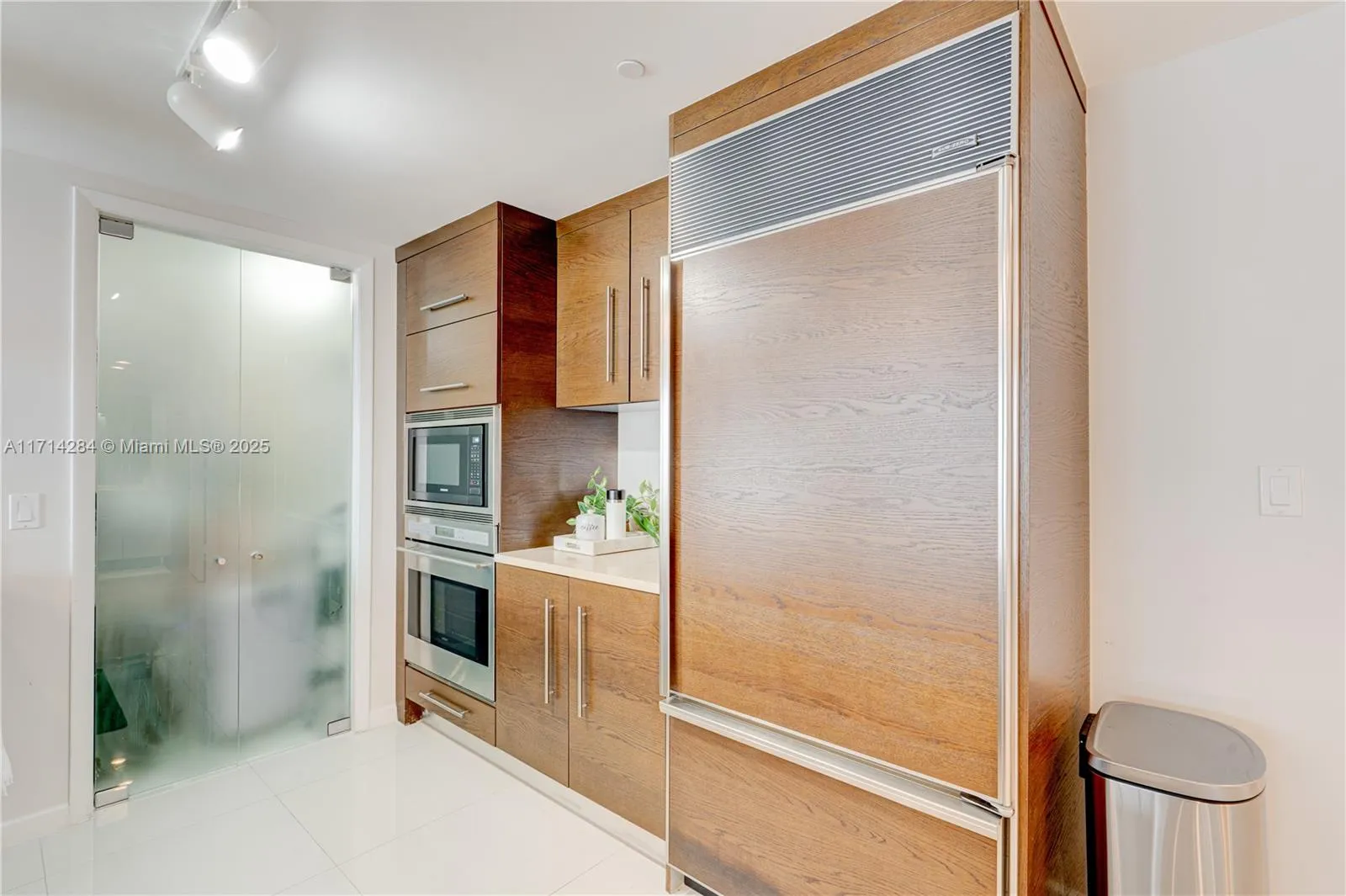 Miami, Florida 33131, United States, 2 Bedrooms Bedrooms, ,2 BathroomsBathrooms,Residential,Pending,20937