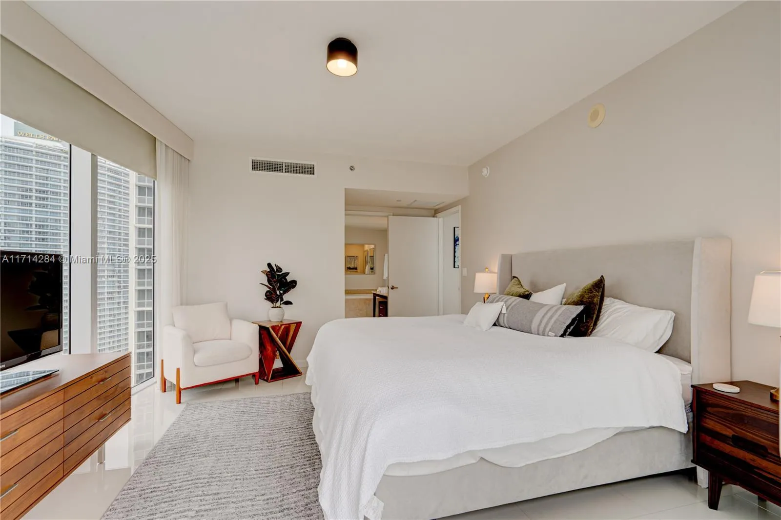 Miami, Florida 33131, United States, 2 Bedrooms Bedrooms, ,2 BathroomsBathrooms,Residential,Pending,20937