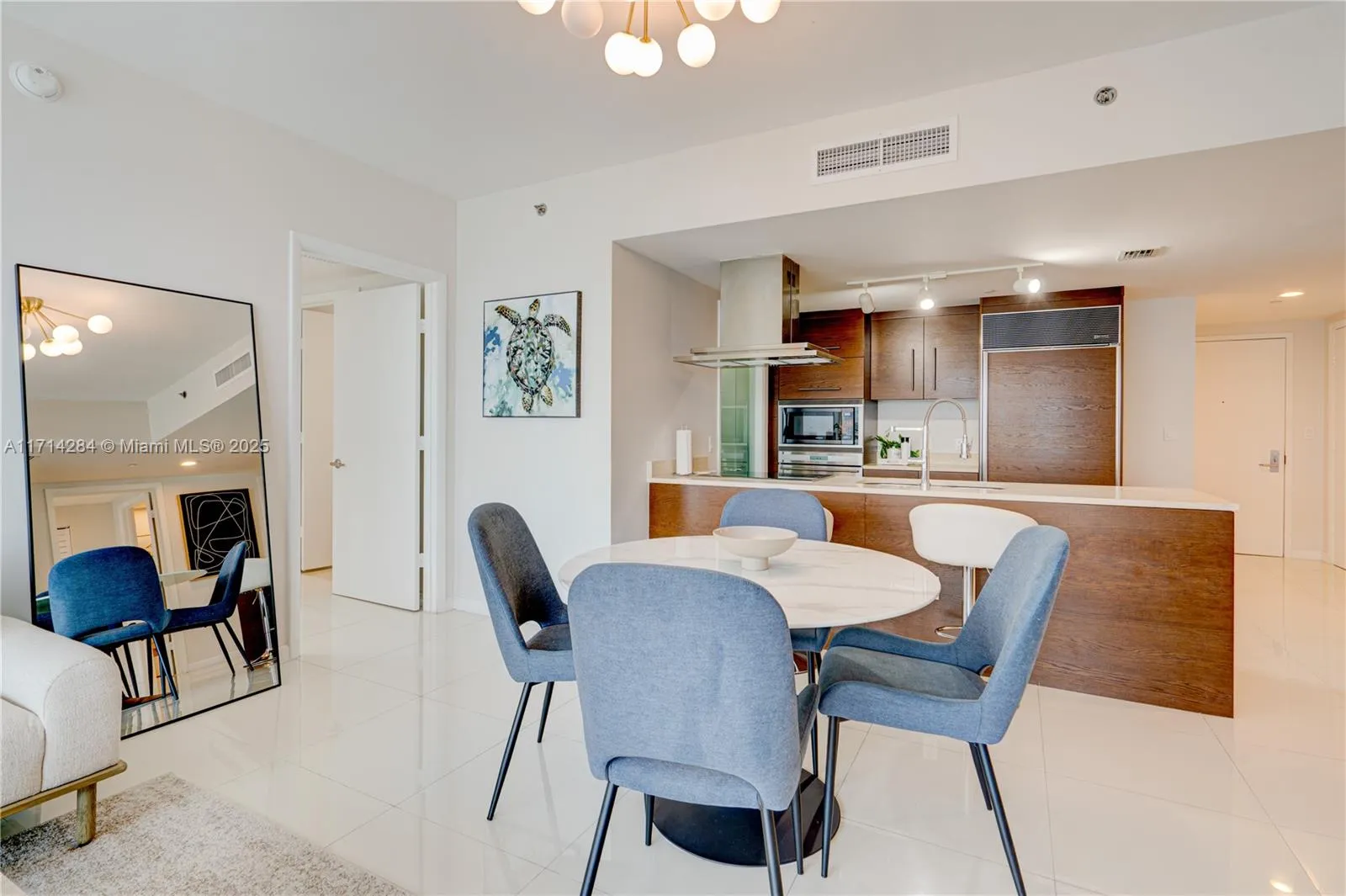 Miami, Florida 33131, United States, 2 Bedrooms Bedrooms, ,2 BathroomsBathrooms,Residential,Pending,20937