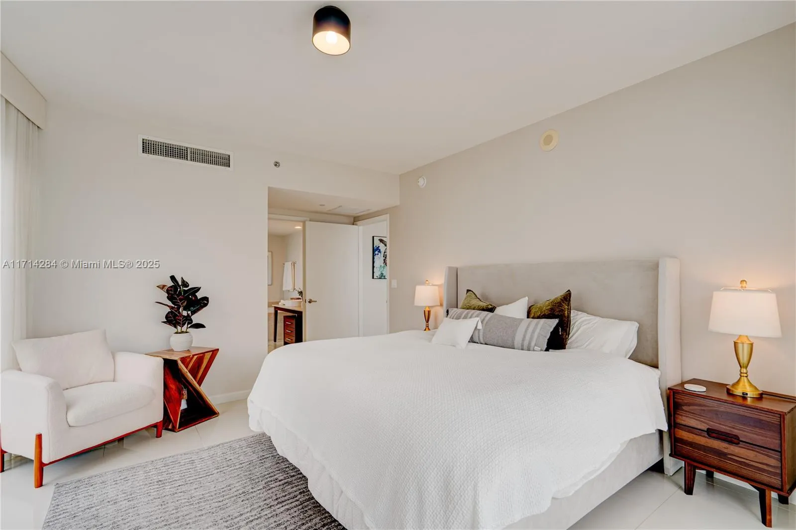 Miami, Florida 33131, United States, 2 Bedrooms Bedrooms, ,2 BathroomsBathrooms,Residential,Pending,20937