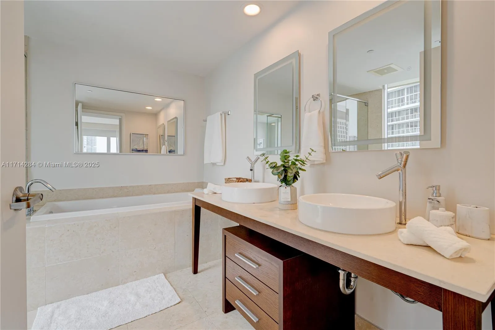 Miami, Florida 33131, United States, 2 Bedrooms Bedrooms, ,2 BathroomsBathrooms,Residential,Pending,20937