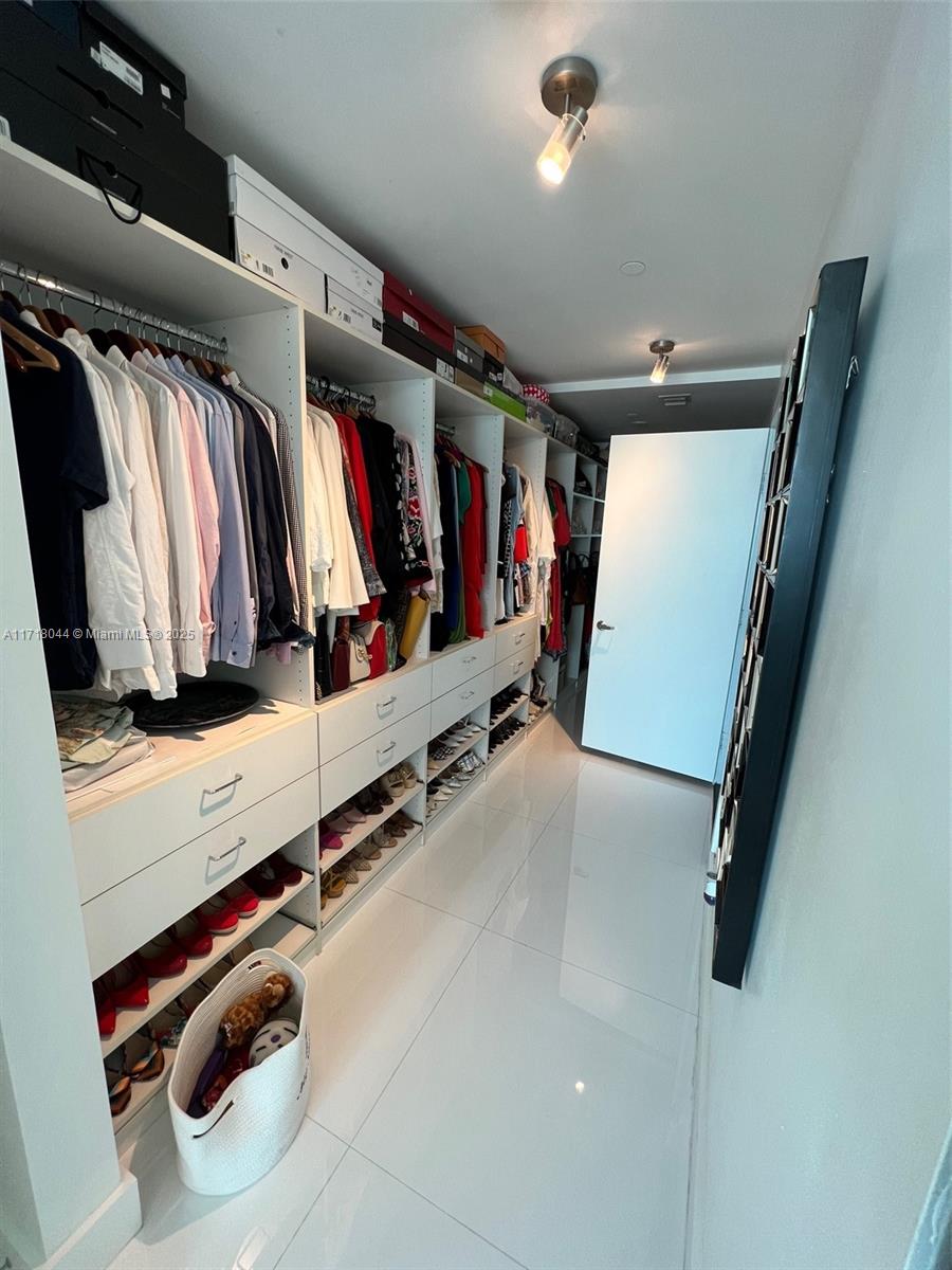 Rental Property at 900 Biscayne Blvd 2008, Miami, Broward County, Florida - Bedrooms: 2 
Bathrooms: 3  - $5,400 MO.