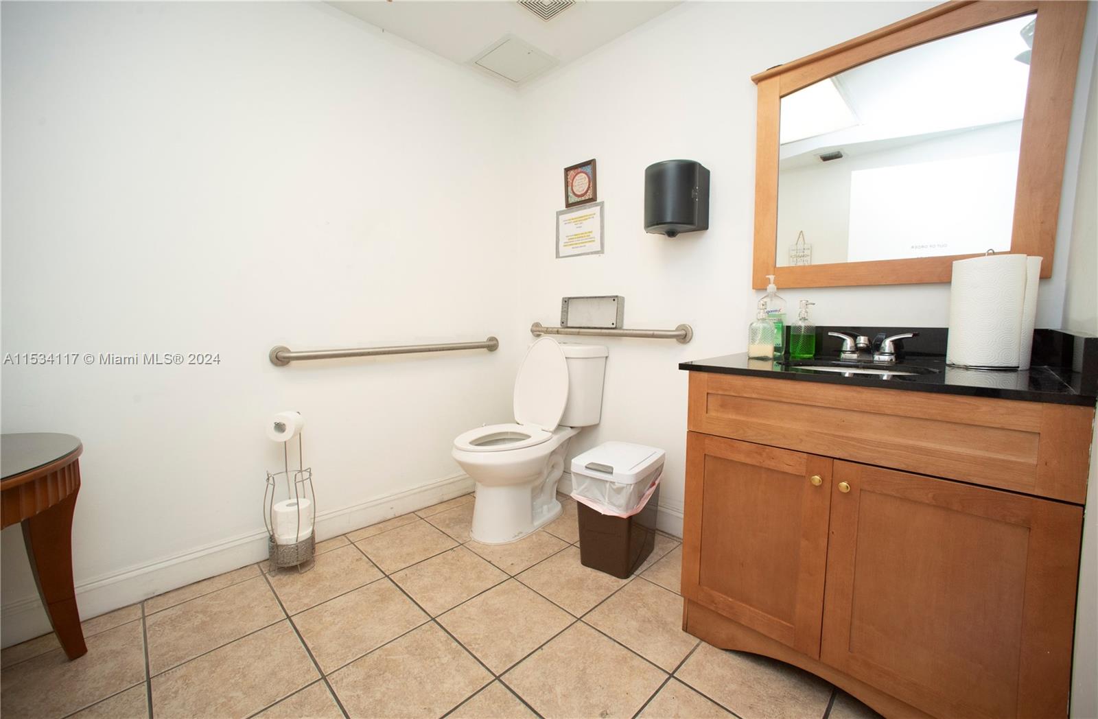 Main image without alt text