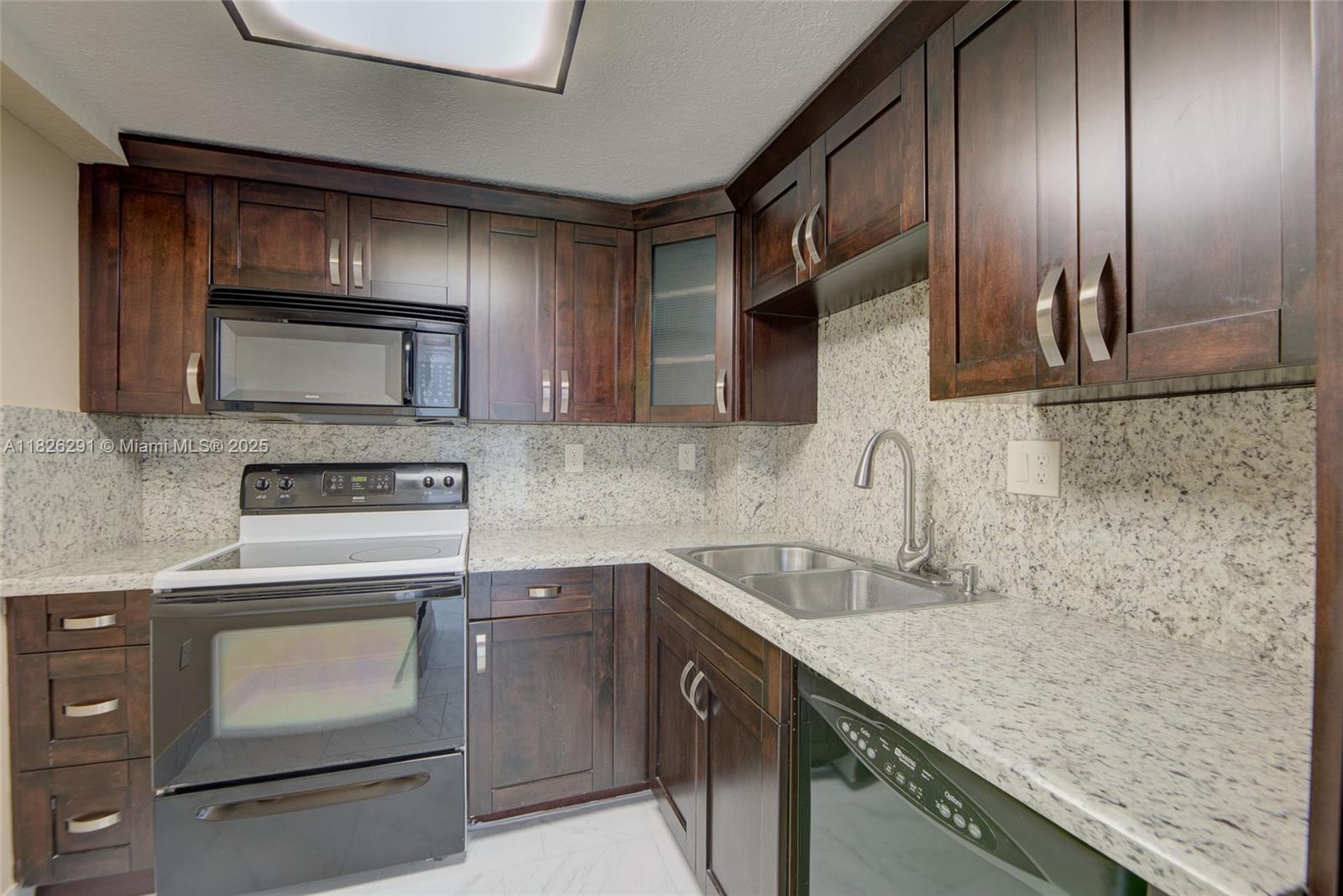 1621 Collins Ave 708, Miami Beach, FL, 33139/$415,000 2 1621 Collins Ave 708
