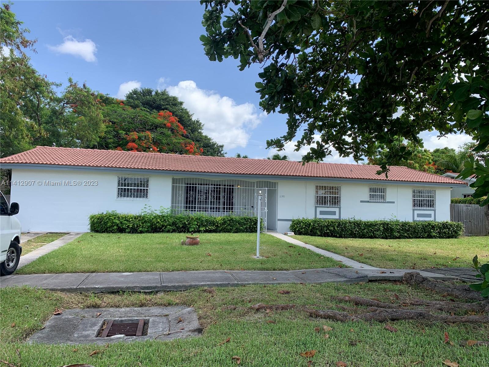 4 Bedrooms 2 Bathrooms Single family home with pool. Very spacious house. Easy to view. See it, Rent it
Landlord requires Employment, bank statement, ID, credit report, 1st month, last month, security deposit.
Big bonus family room. Nice view of the pool from the kitchen and the master bedroom.