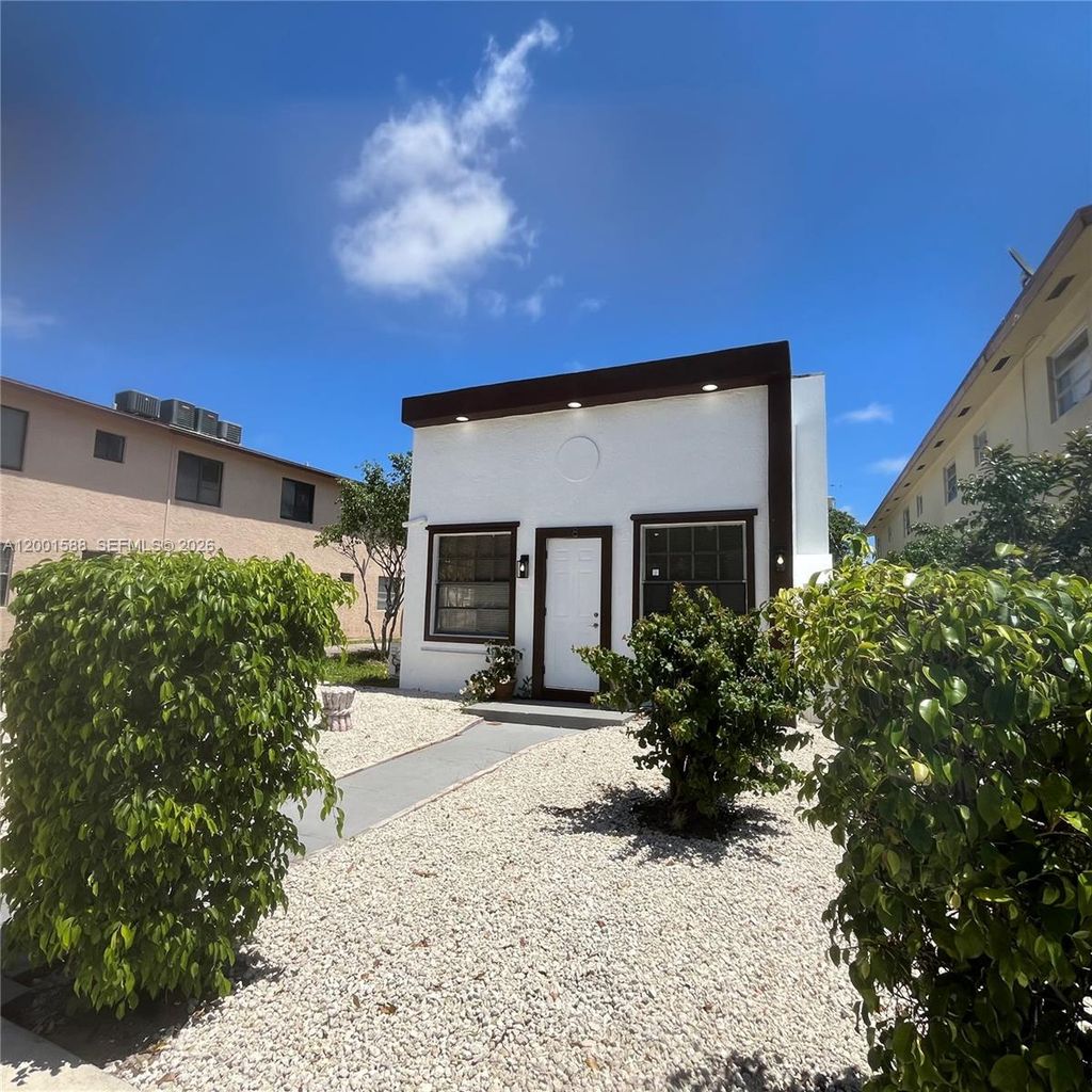 Photo of 8 S C St, Lake Worth, FL 33460 (MLS # A12001588)