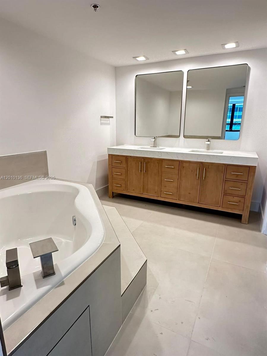 KENILWORTH CONDO - Residential