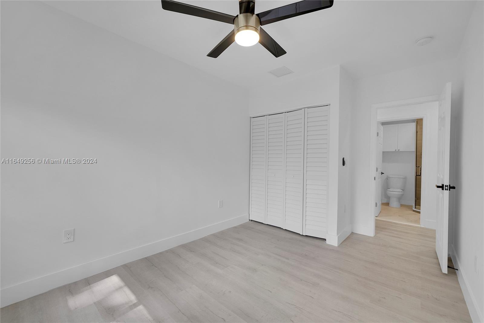 HOLLYWOOD LAKES SECTION - Residential