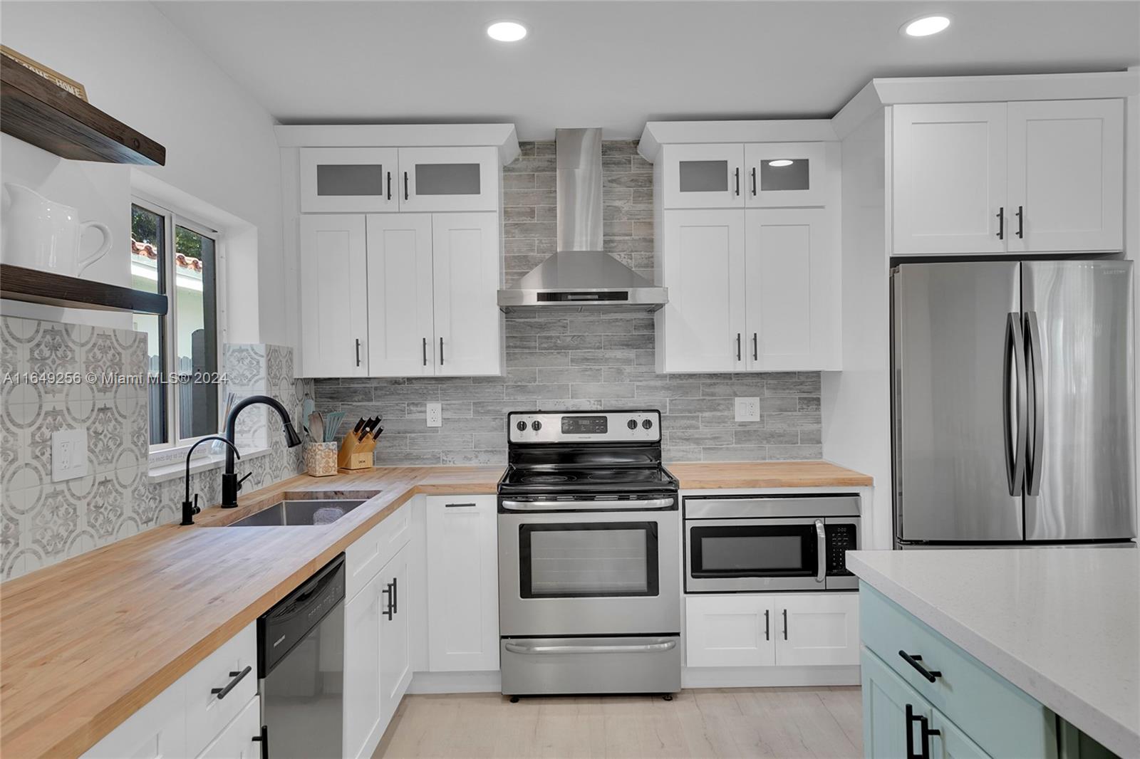 HOLLYWOOD LAKES SECTION - Residential