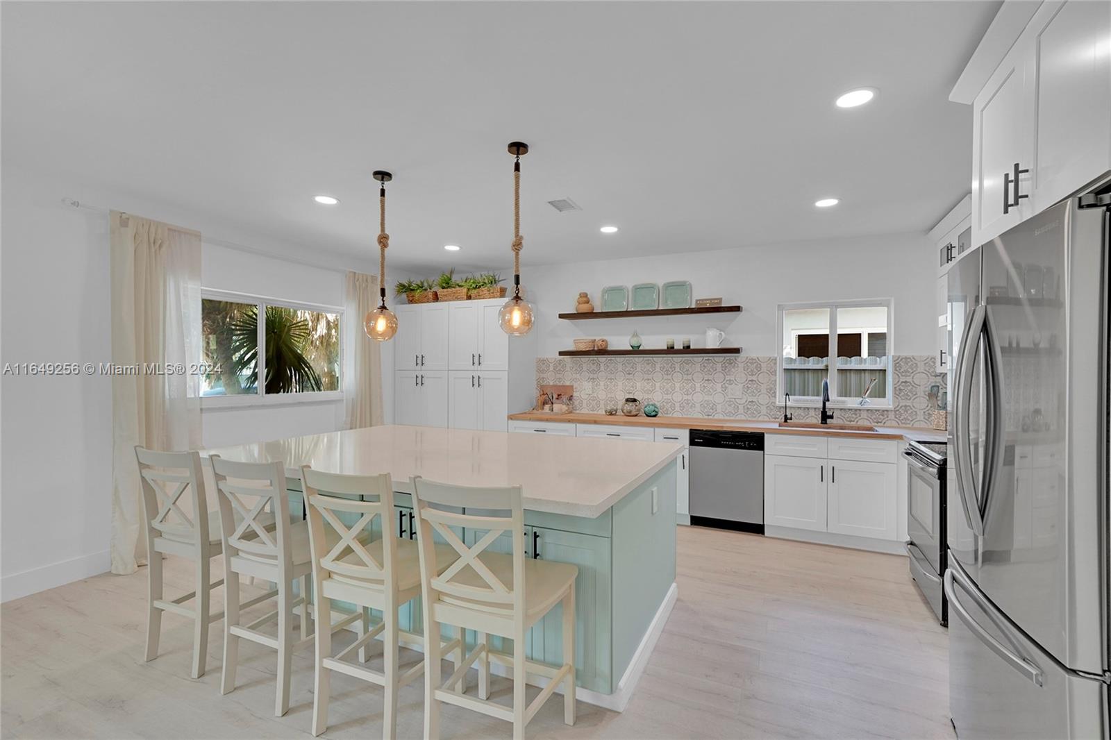 HOLLYWOOD LAKES SECTION - Residential