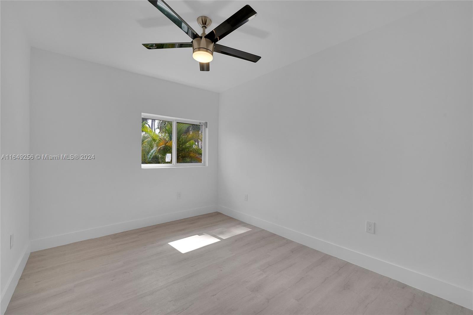 HOLLYWOOD LAKES SECTION - Residential
