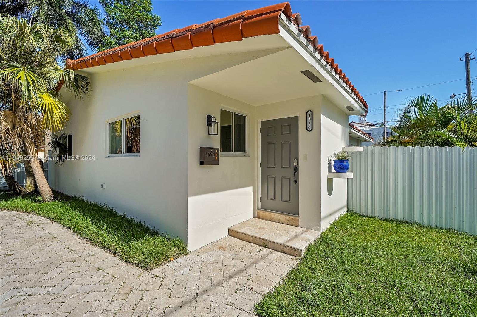 HOLLYWOOD LAKES SECTION - Residential