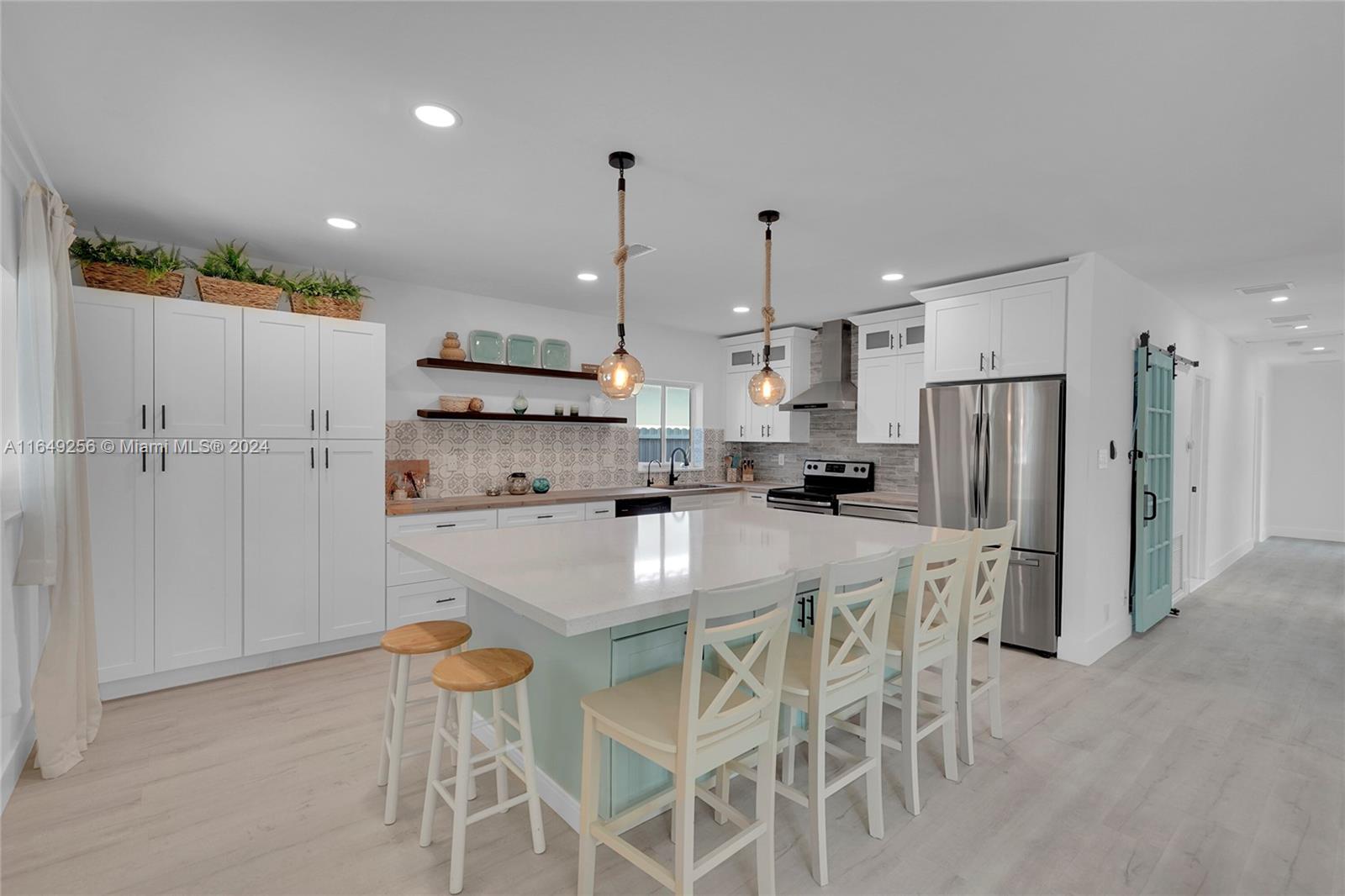 HOLLYWOOD LAKES SECTION - Residential