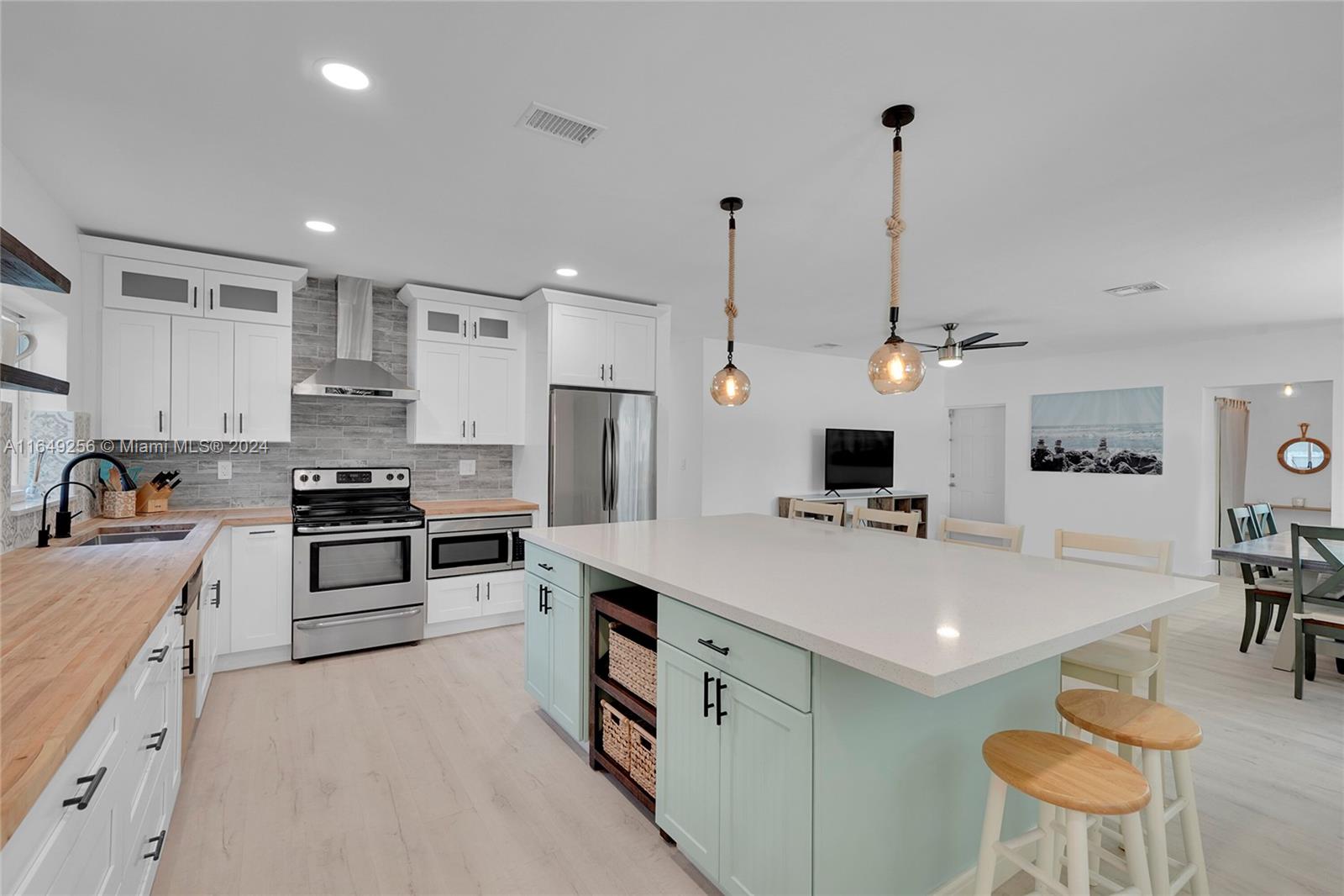 HOLLYWOOD LAKES SECTION - Residential