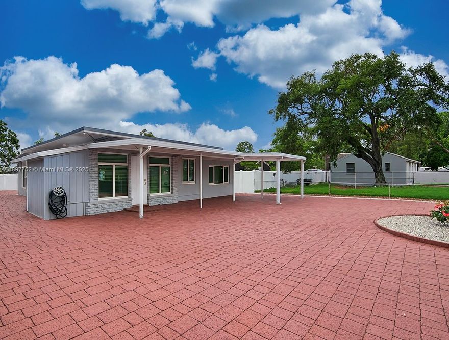 Spacious and bright efficiency with two separate areas. Features a kitchenette, walk-in closet, and a full bathroom. Independent entrance for added privacy. Washer and dryer conveniently located right next to the unit (shared). All utilities are included—electricity, water, and internet. Peaceful and family-friendly environment, perfect for comfortable living.