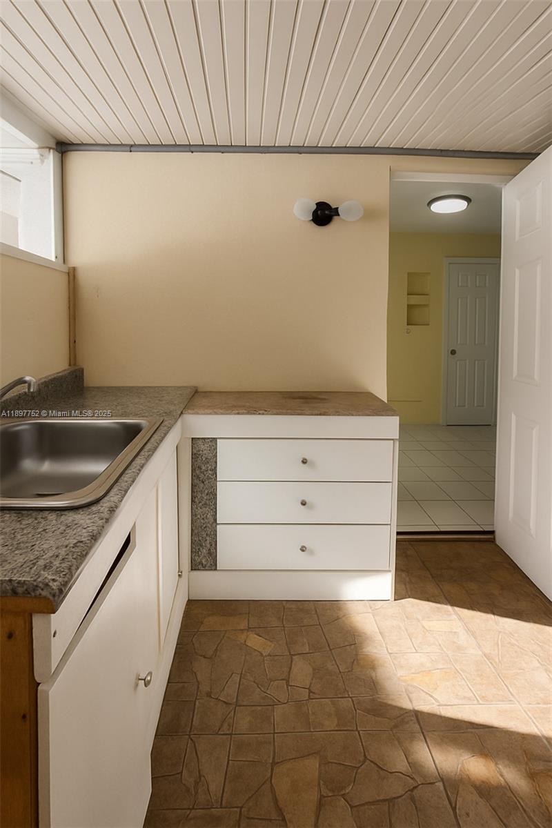 HOLLYWOOD BEACH HEIGHTS S - Residential Lease