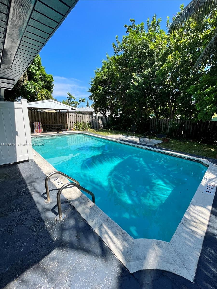 Cute and Cozy studio apartment in the heart of Fort Lauderdale! quiet neighborhood offering close proximity to shopping, beach, restaurants, and everything you might want or need! space is modernized with impact windows, wood vinyl flooring, and much more! must see! wont last, call now! Qualifying Tenants can move in with just 1st month rent and security deposit (clean background and good credit and employment verification)