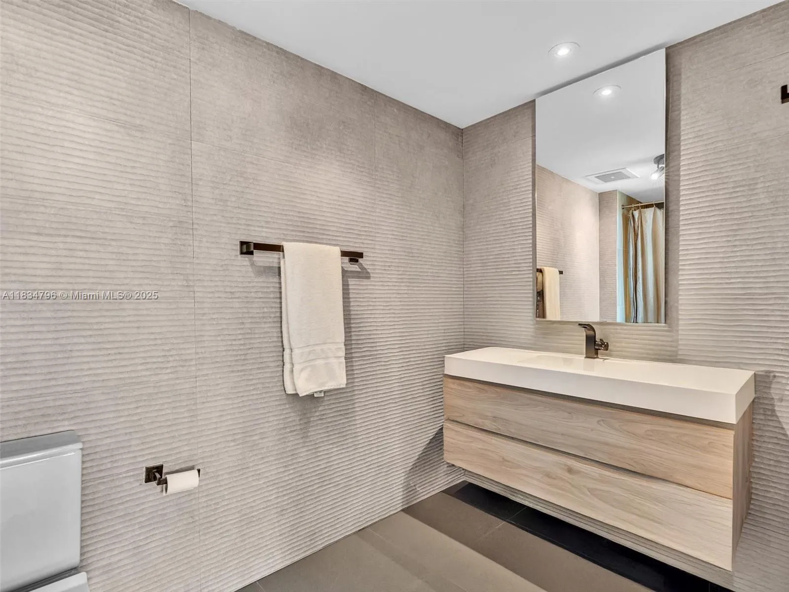 Aventura, Florida 33160, United States, 3 Bedrooms Bedrooms, ,3 BathroomsBathrooms,Residential,Active,165503