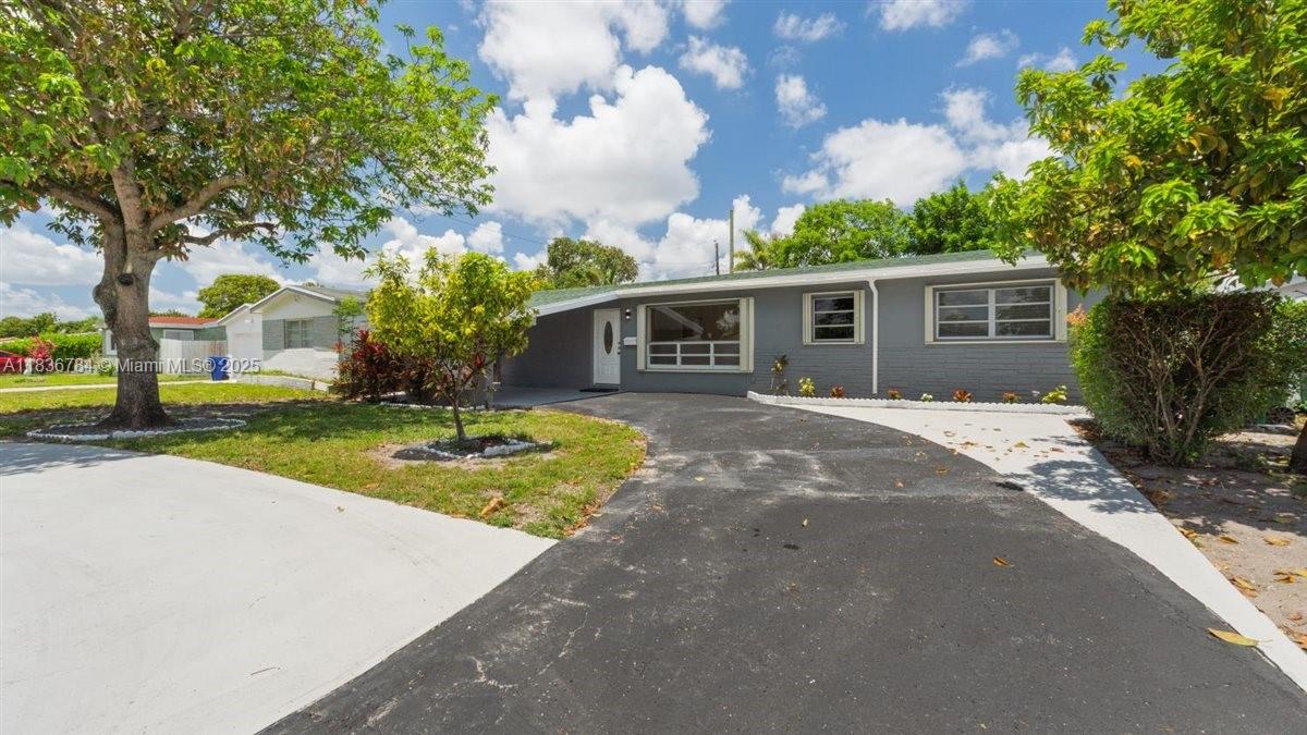 LOCATION!! LOCATION!!VERY NICE 3 BEDROOM 2 BATHROOM HOME. NICE SIZE BEDROOMS. LARGE FENCED BACKYARD WITH COVERED PATIO, GREAT FOR ENTERTAINING. CLOSE TO SHOPING AND BEACH. READY TO MOVE-IN.EASY TO SHOW IT