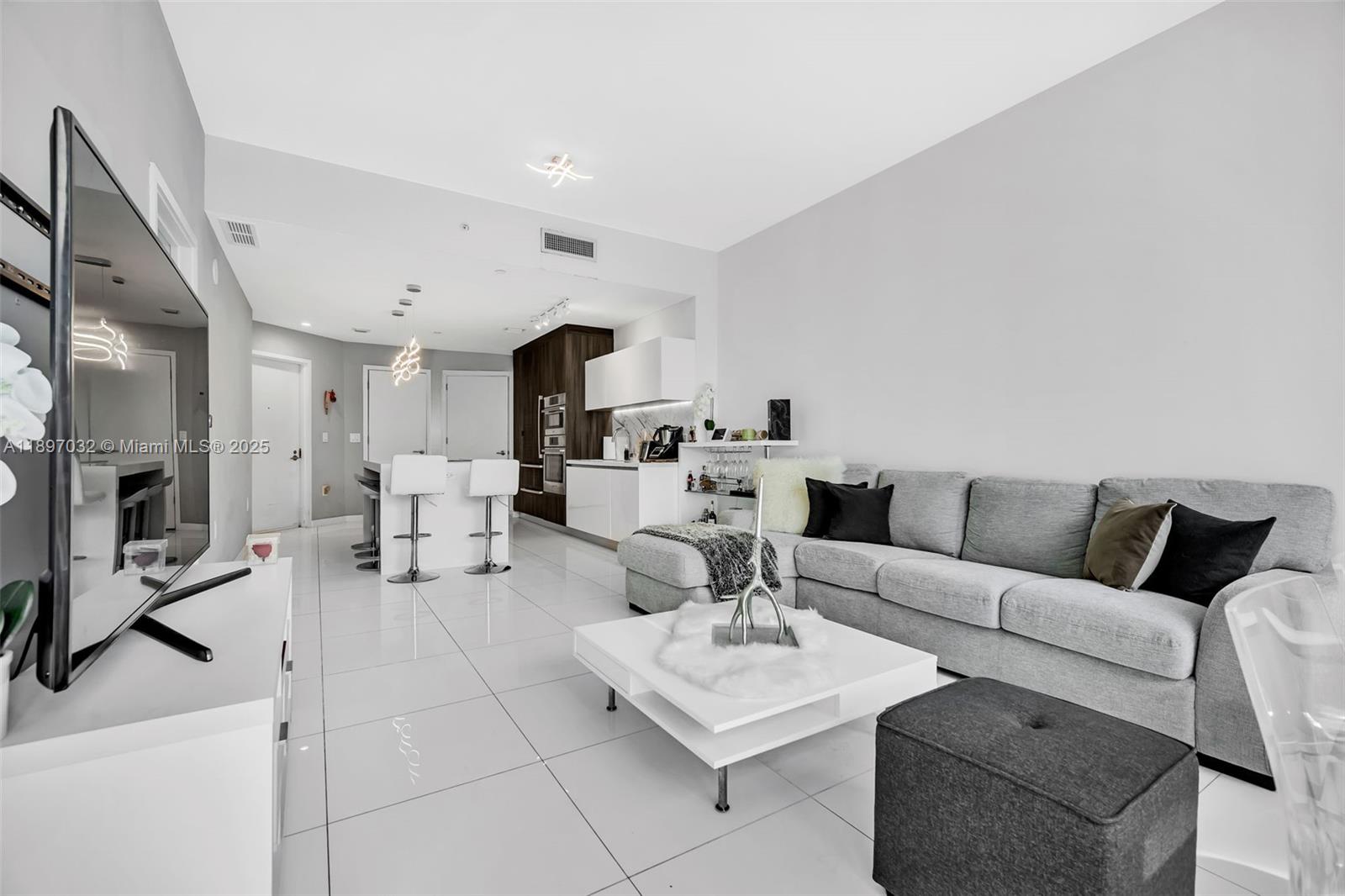 851 NE 1st Ave 806
