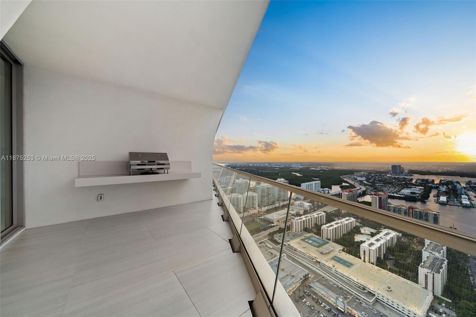 JADE SIGNATURE CONDO - Residential