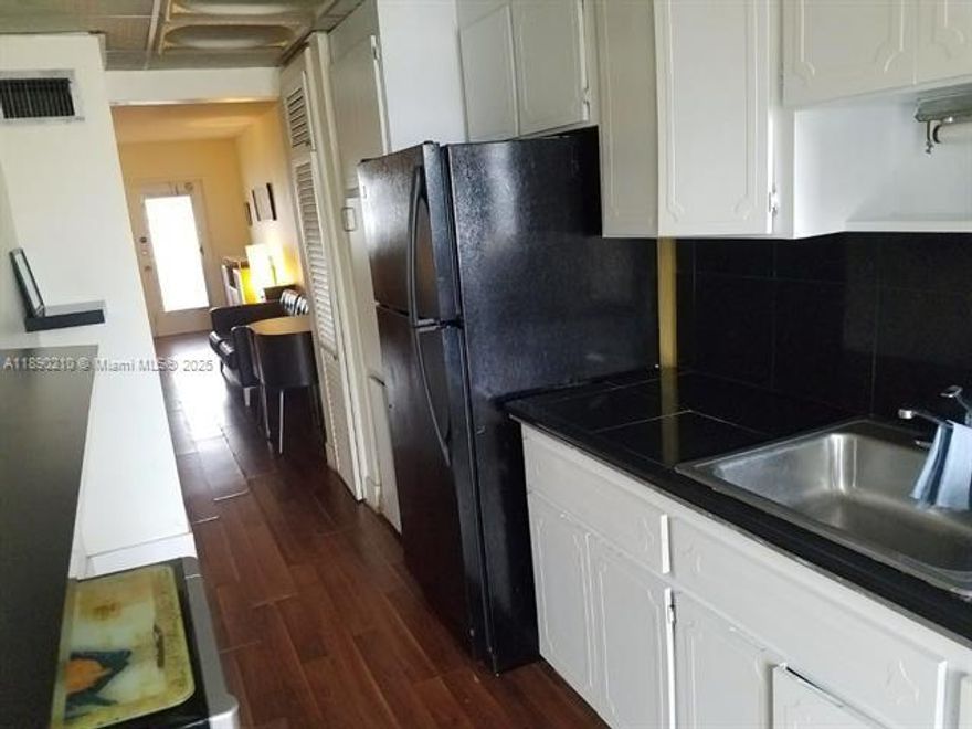 SPACIOUS 1 BEDROOM 1 BATHROOM UNIT AT FLORIDIAN ARMS CONDO, GREAT LOCATION, NEAR MANY SHOPS, PARKS, SCHOOLS, US1, ETC.