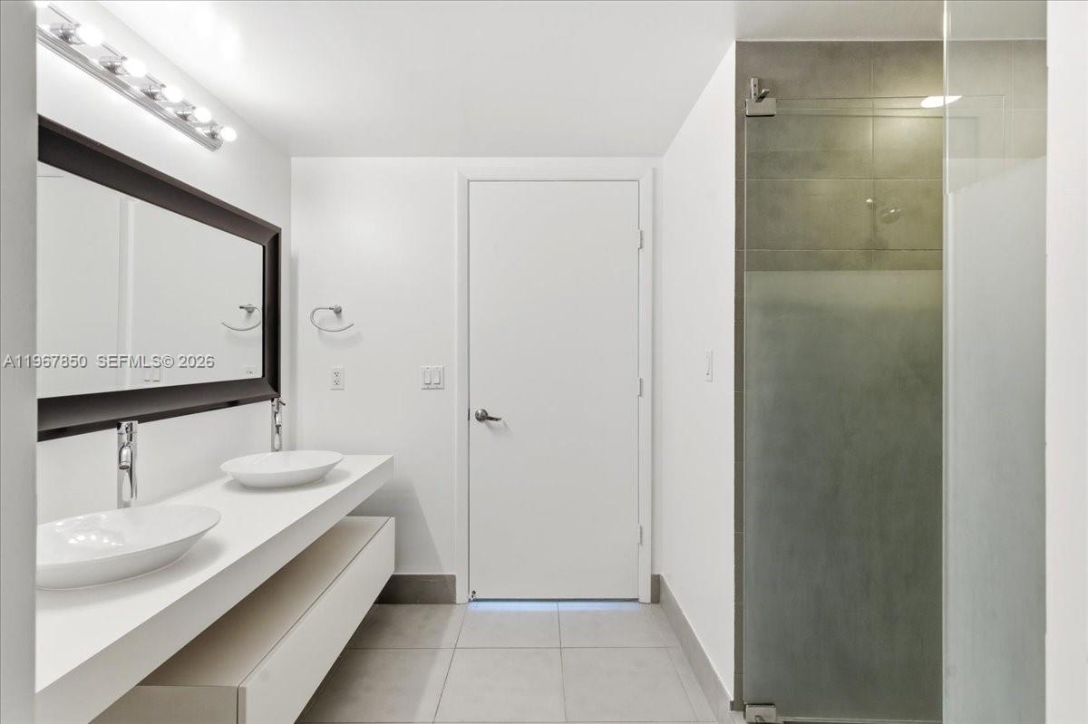 MINT CONDO - Residential