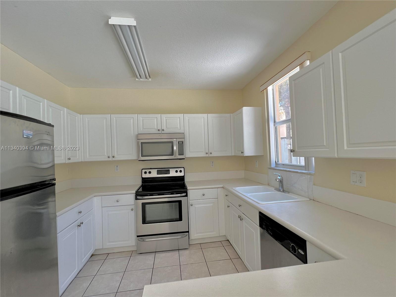 Photo 6 of 14 of 956 NE 42nd Ave condo