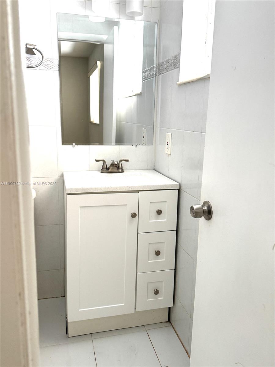 HOLLYWOOD - Residential Lease