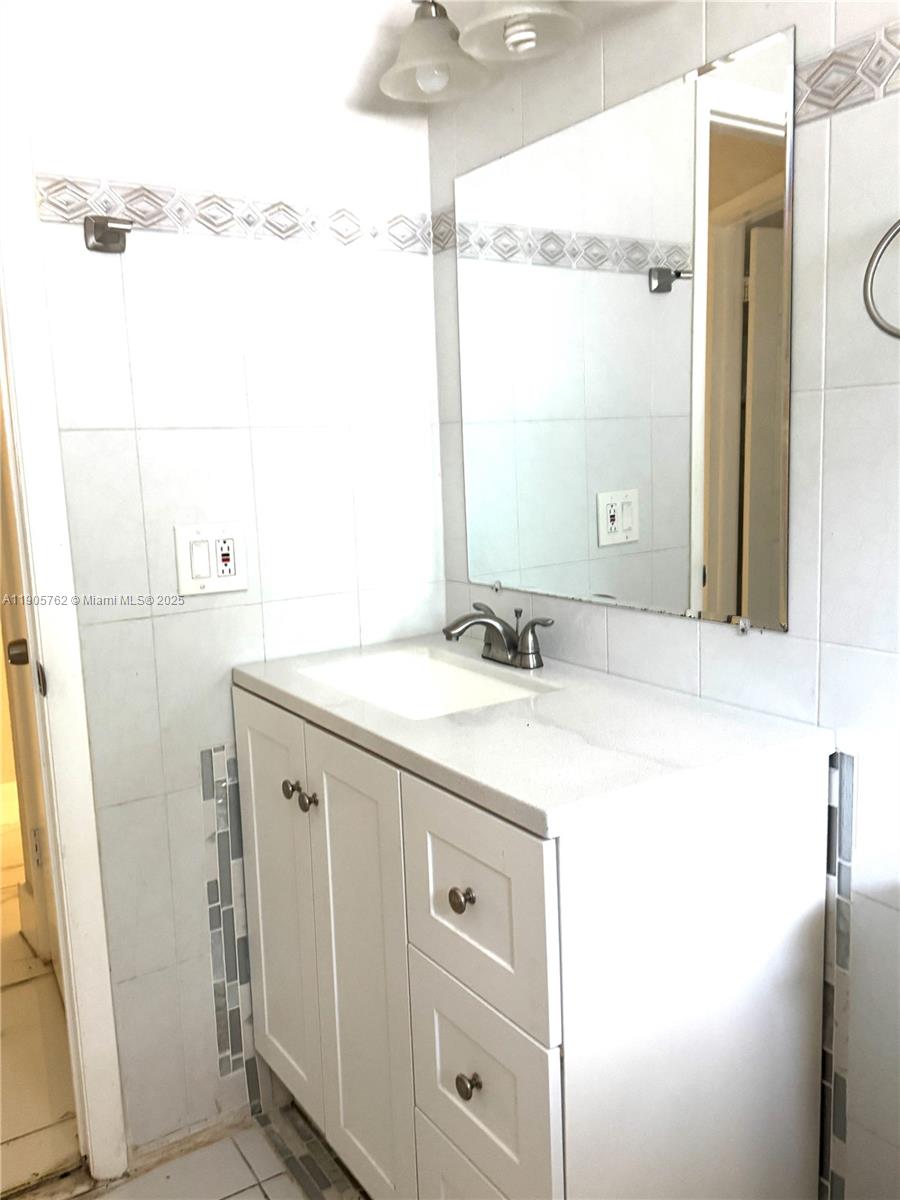 HOLLYWOOD - Residential Lease