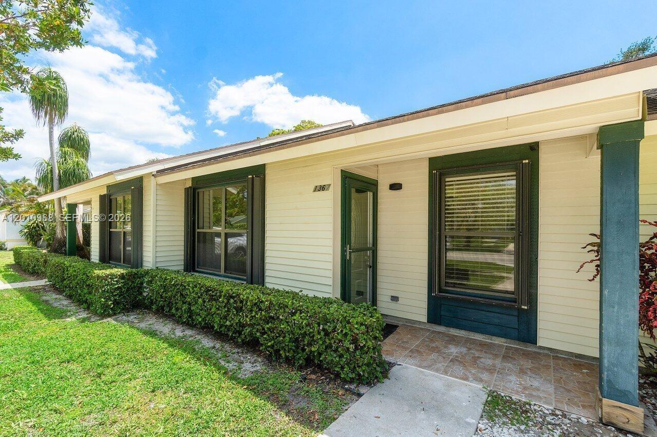 1367 Riverside Cir 1367