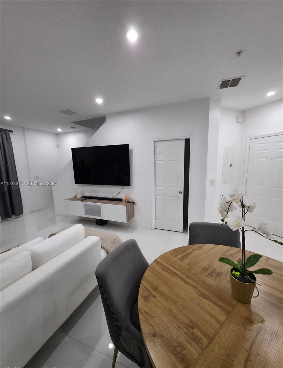 HIGHLAND PARK VILLAGE CON - Residential