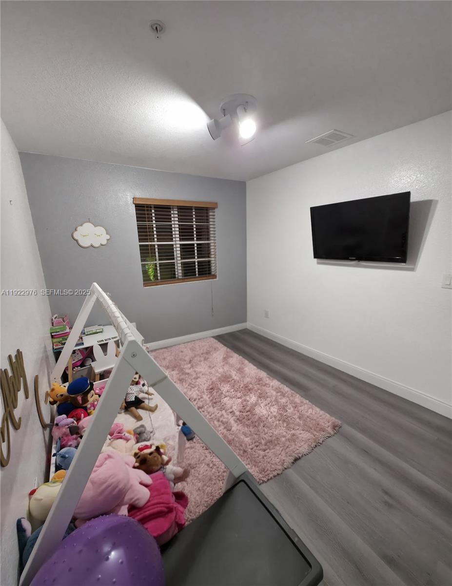 HIGHLAND PARK VILLAGE CON - Residential