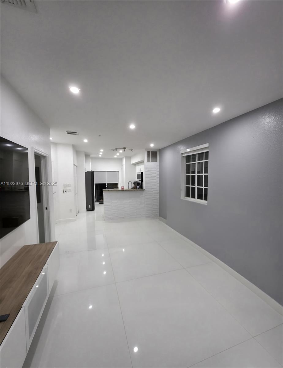 HIGHLAND PARK VILLAGE CON - Residential