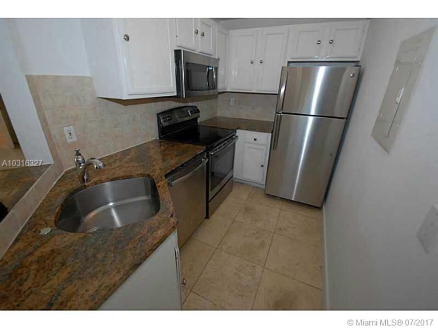 Beautiful one bedroom apartment fully updated in a charming Art Deco building. Great location. Great price. Available from NOW!