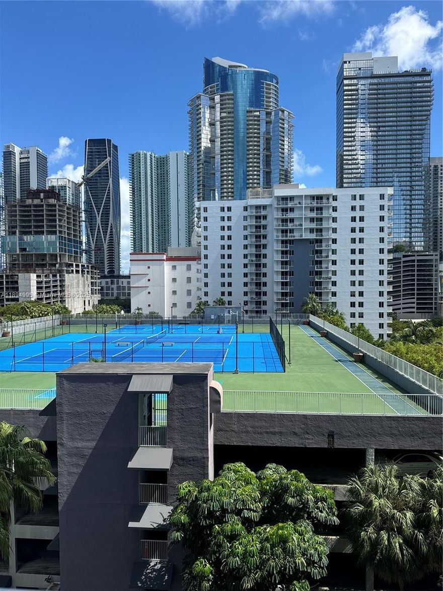 Spacious 2 Bedroom/2 Bathroom Condo in the Heart of Downtown Miami. Guarded Community! Great Views Close to BrightLine. Just a 5 Minute Drive to Brickell. Community Has Amenities, Including Tennis Courts, Pool W/ Cabanas, Gym, Pool Table, Community Room, Basketball Courts, Jogging Area, Poker Table, Laundry, BBQ Area, Theater, & Much More!