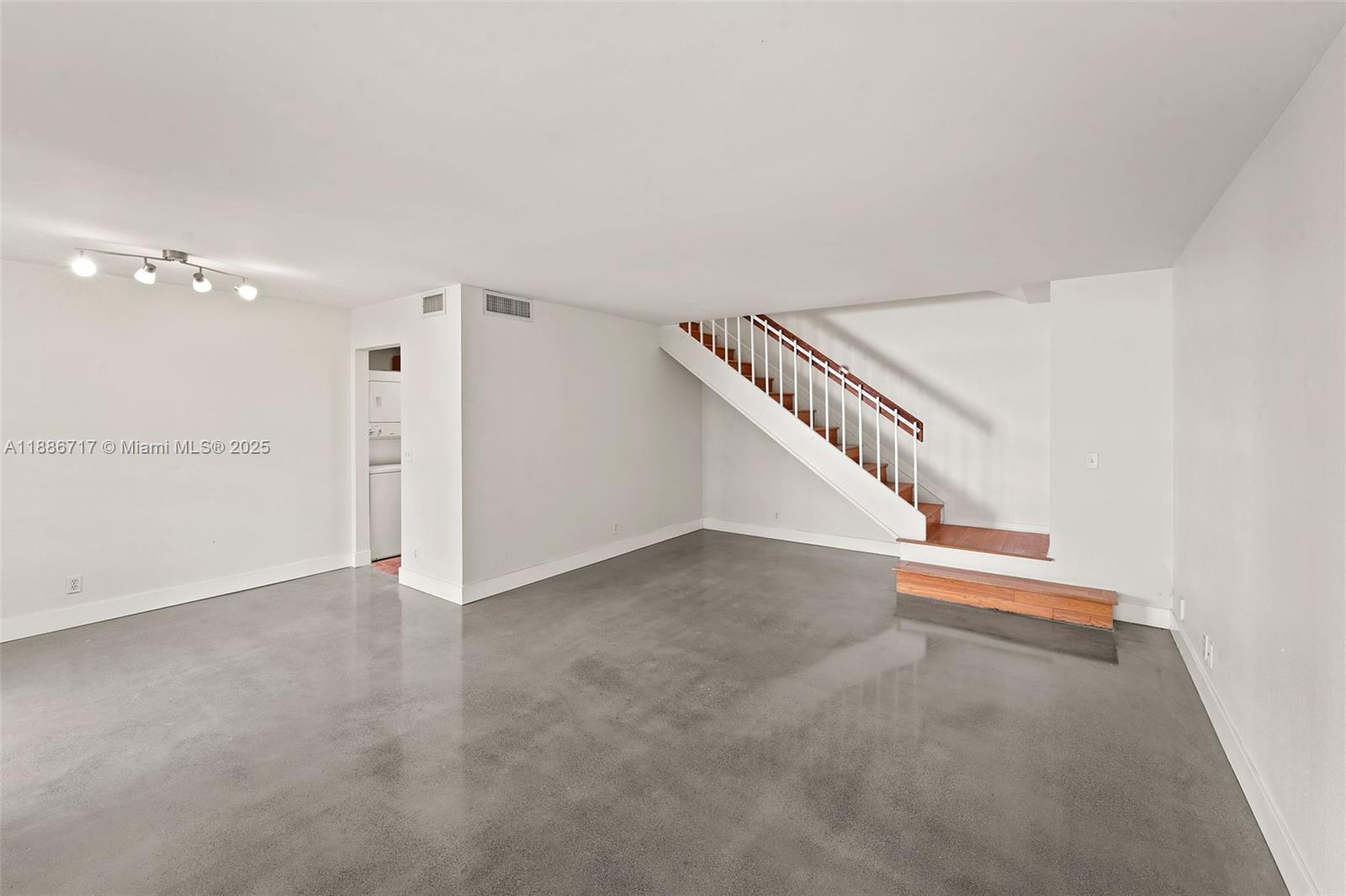 7911 Camino Cir B-10