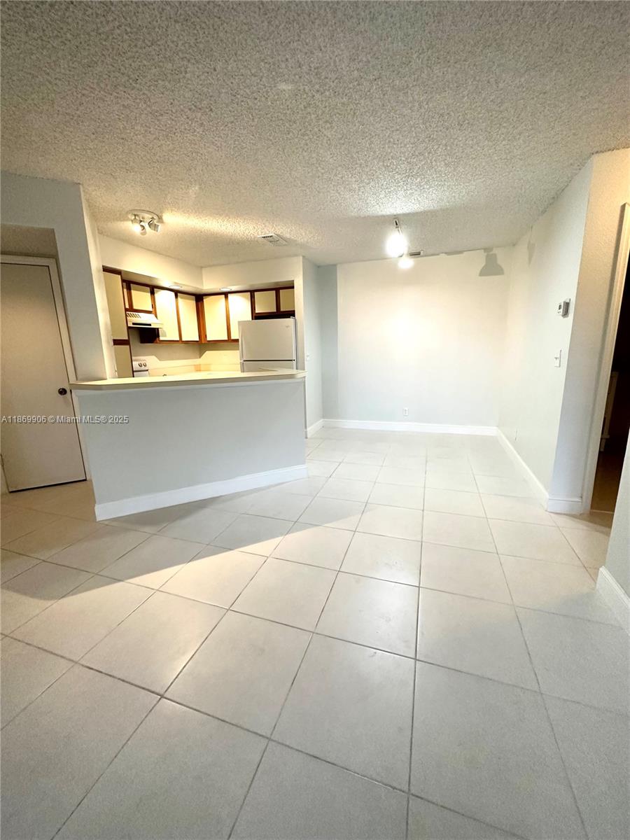 Beautiful 1/1 apartment for rent in a quiet Margate community. Bright and spacious living room, functional kitchen, and bedroom with walk-in closet. Washer and dryer inside the unit. Community offers pool, green areas, and assigned parking. Great location close to shops, restaurants, and major highways.